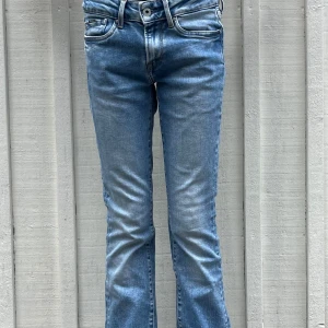 Bootcut pepe jeans❣️ - Säljer dessa bootcut Pepe jeans i ”picadilly” som tyvärr är lite för stora for mig (som ni ser på bilden).🙌🏼Kontakta mig vid frågor eller funderingar!!🎀Super snygga nu till skolan börjar!!❤️‍🩹 Köpt för cirka 1000kr