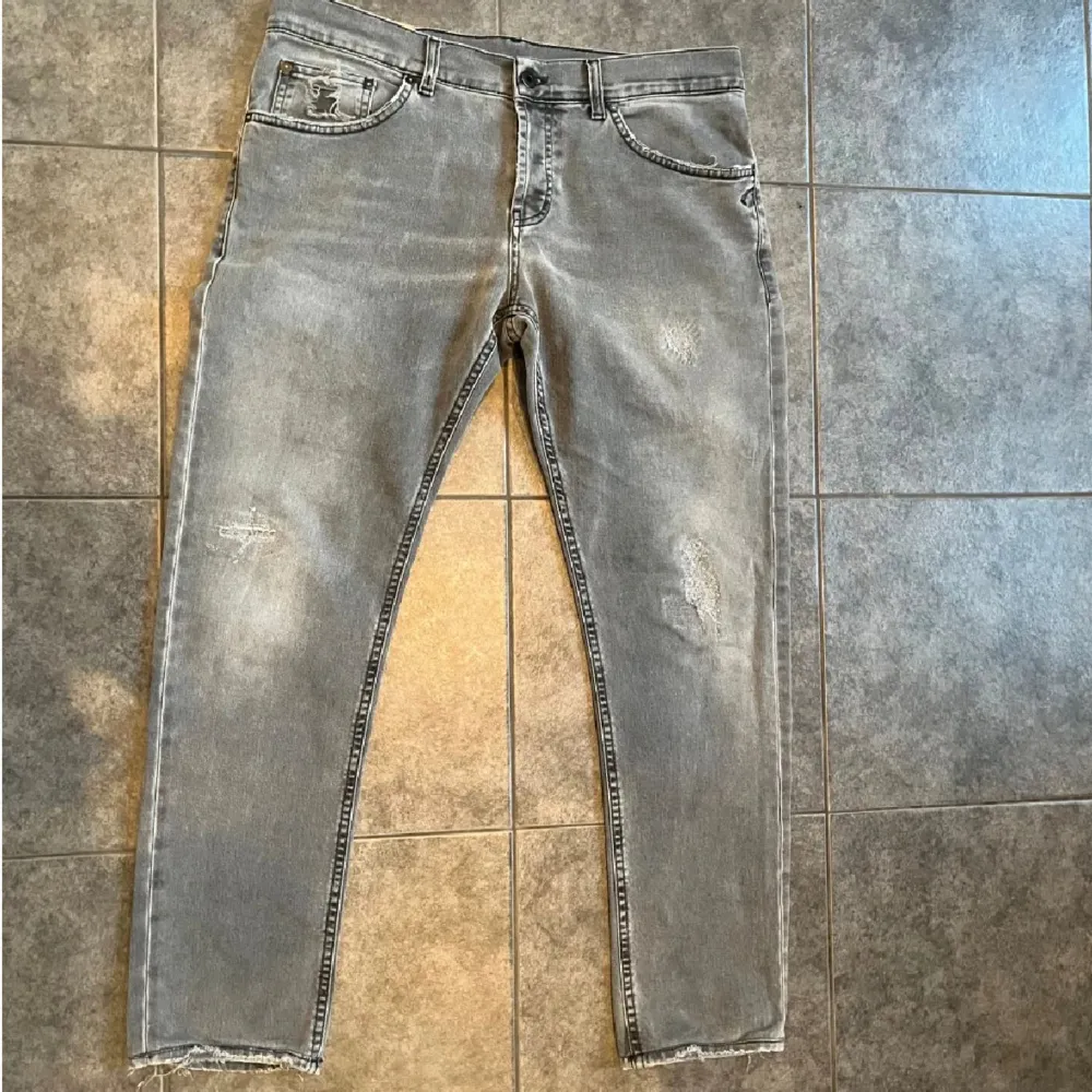 Säljer ett par fräscha Dondup jeans i stl 35 (sitter som 34) Lägre pris vid snabb affär.. Jeans & Byxor.