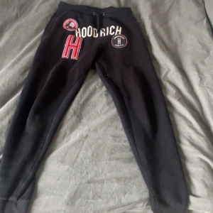 Hoodrich byxor - Säljer mina hoodrich byxor i storlek S då de inte kommer tills användning. Dom är lite slitna men inget som syns. Köp gärna inom plick 💞