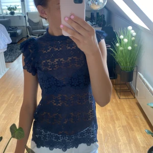 blus - Blommrig jättefin blus, som ny o använd en gång, xs/s