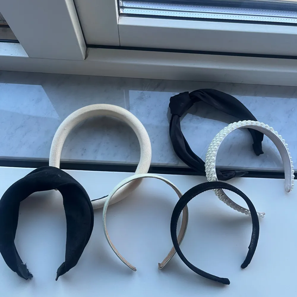 Säljer mina fina diadem i super skick! Kan köpas separat eller tillsammans😍🌟🍂 en för 15 . Asusteet.