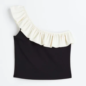 One-shoulder topp - Trendig och helt slutsåld one-shoulder topp från H&M! Nästan helt oanvänd också🩷