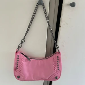 Handväska zara💘 - Säljer min handväska från zara då den inte riktigt är min stil den är knappt använd💘