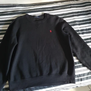 Ralph lauren tröja - Tjena säljer min Ralph lauren tröja i storleken Large, den är i bra skick och inte så mycket andvänd och du har nån fråga eller vill ha nån mer bild är det bara att skriva.