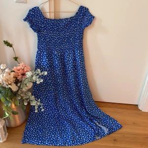 Blå sommarklänning med slits - Jätte fin sommarklänning med slits! Helt perfekt skicks endast provad. 