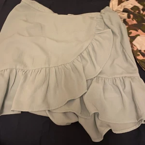 Ljusgrön kjol - Använder inte längre, jättefin och bekväm