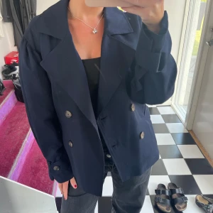 Kort trenchcoat  - Helt oanvänd trenchcoat ifrån saint tropez, nypris 1000💕