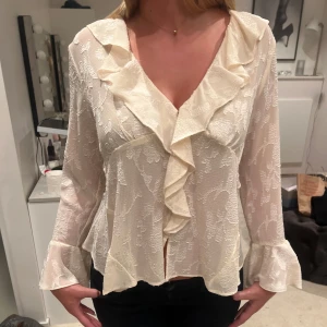 Zara blus - Blus från zara i storlek M, passar xs-s, prislapp kvar och är aldrig använd