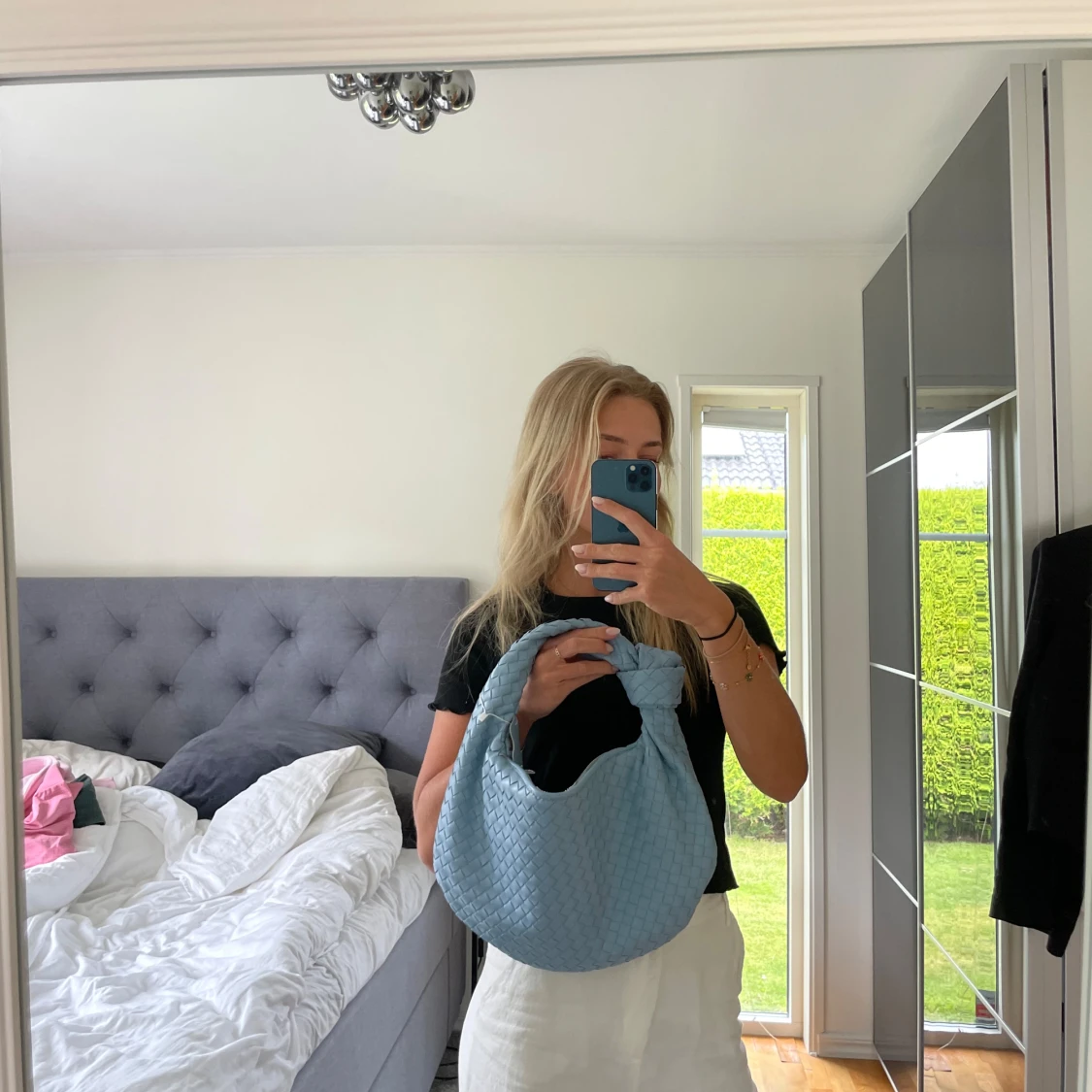 Flätad mellanstor väska med knut - 90