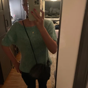 Grön stickad tröja - Säljer denna as snygga stickade gröna tröjan med korta ärmar. 🌟🌟