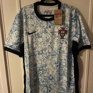 Fotbollströja - Säljer denna otroligt snygga portugals bortaställ 2024 i storlek L Pris kan diskuteras vid snabb affär