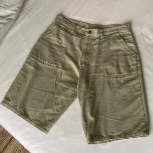 Ljusgröna shorts från Rifle i storlek 32. Notera de snygga fickorna!  Pris: 149kr