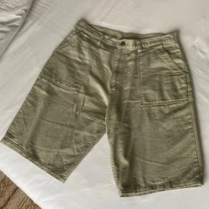 Ljusgröna shorts - Ljusgröna shorts från Rifle i storlek 32. Notera de snygga fickorna!  Pris: 149kr