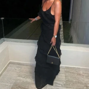 Volang klänning  - Säljer denna oanvända volang klänning som tyvärr inte passade mig.  Väldigt fint skick, nypris 339 från shein 