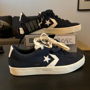 Converse Cons - Tja! Säljer nu ett par helt Oanvända Converse Cons. Skorna är i storlek UK 7 vilket motsvarar Strlk 41. Vid frågor och funderingar är det bara att höra av sig! 😃😃