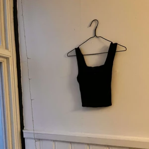 Kort linne med prislappen på🫶🏻 - Stickat svart linne aldrig använt den och är väldigt fin❤️