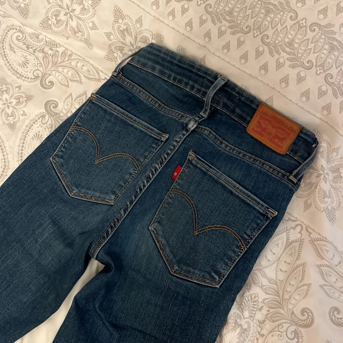 Mörkblå skinnyjeans från Levis
