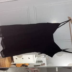 Svart kort klänning - Säljer en snygg svart kort klänning. Den är ärmlös och har en tight passform som framhäver figuren. Perfekt för fest eller en utekväll. Klänningen är i nyskick då jag aldrig använt den💕Från H&M strl 40 
