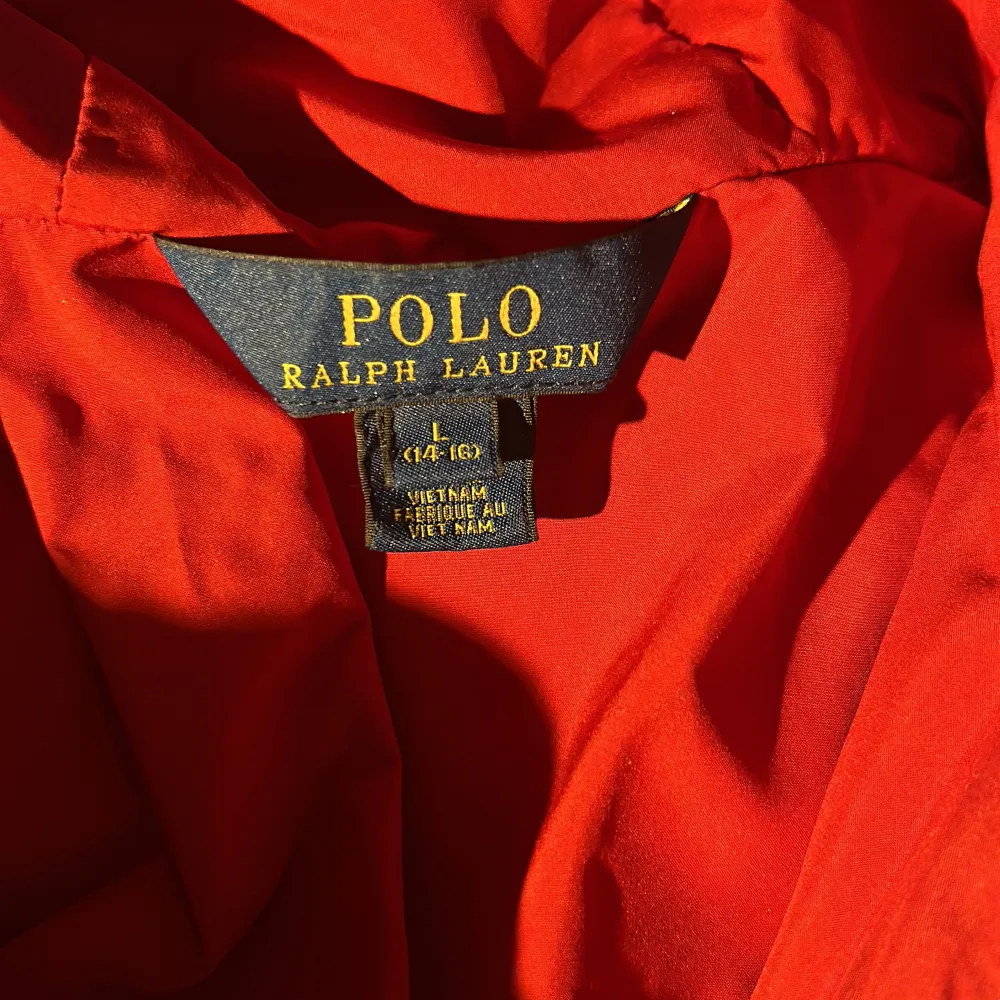 Hej, säljer nu min polo Ralph lauren jacka. Säljer pågrund av att den är förliten skick 9/10 . Jackor.