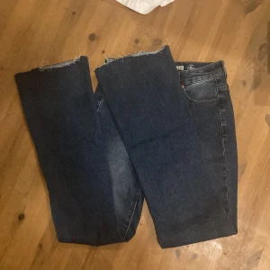 Mid waist jeans - Jag ska göra ett byte så köp ej, jeansen är redan köpta!!