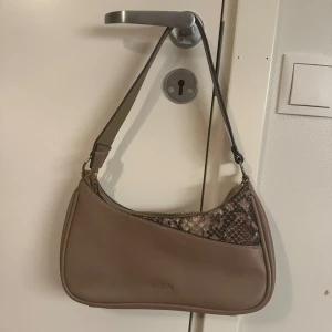 Väska - Bra skick, den har flera fack på insidan. 120kr