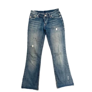 Victoria Beckham bootcut jeans - Säljer dessa superfina bootcut jeansen med låg midja från Victoria Beckham!! Säljer pga för små så har inga bilder med de på💙💙 Midja: 37 cm Längd: 97 cm