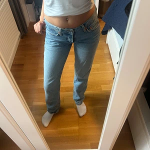 Low waist jeans  - Blåa low waist jeans i storlek XS från lager i bra skick och knappt använda då dom inte passar mig.