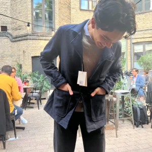 Stickad John Henric Overshirt  - Tja! Säljer denna sköna overshirt perfekt inför hösten då jag vuxit ur den. Den är i väldigt bra skick utan anmärkningar då den använts få gånger. Pris ej hugget i sten vid snabb affär! 🤝Nypris ca 1200