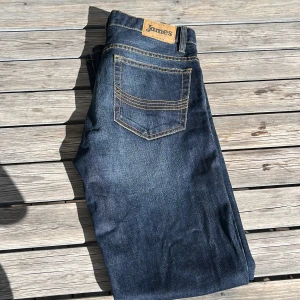 Mörkblåa Jeans  - Använt några få antal gånger, Ny pris runt 600kr