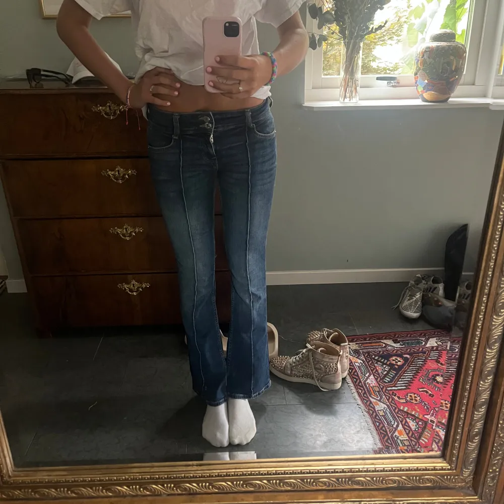 Säljer ett par nästintill oanvända jeans från Bershka i storlek 36. Passformen är bootcut med medium/låg midja och materialet är super skönt. . Jeans & Byxor.