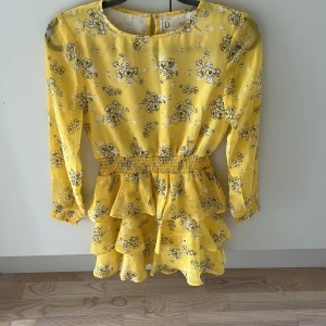 Gul klänning - Jättefin gul klänning från Ü. Inga skador eller fläckar bara använd någon fåtal gång 