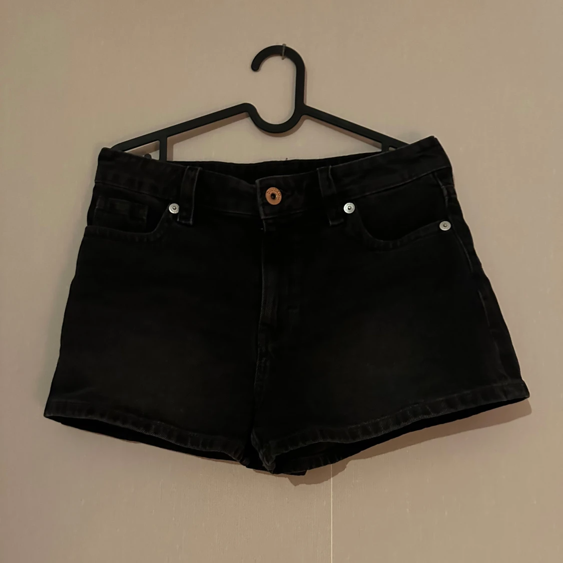 Svarta jeansshorts från H&M - 91