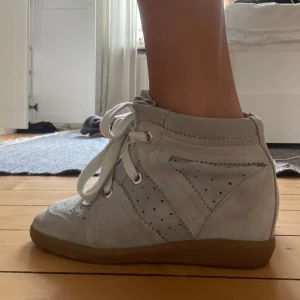 Isabel Marant skor - Isabel Marant, Bobby suede wedge sneaker. Blå. Storlek 37