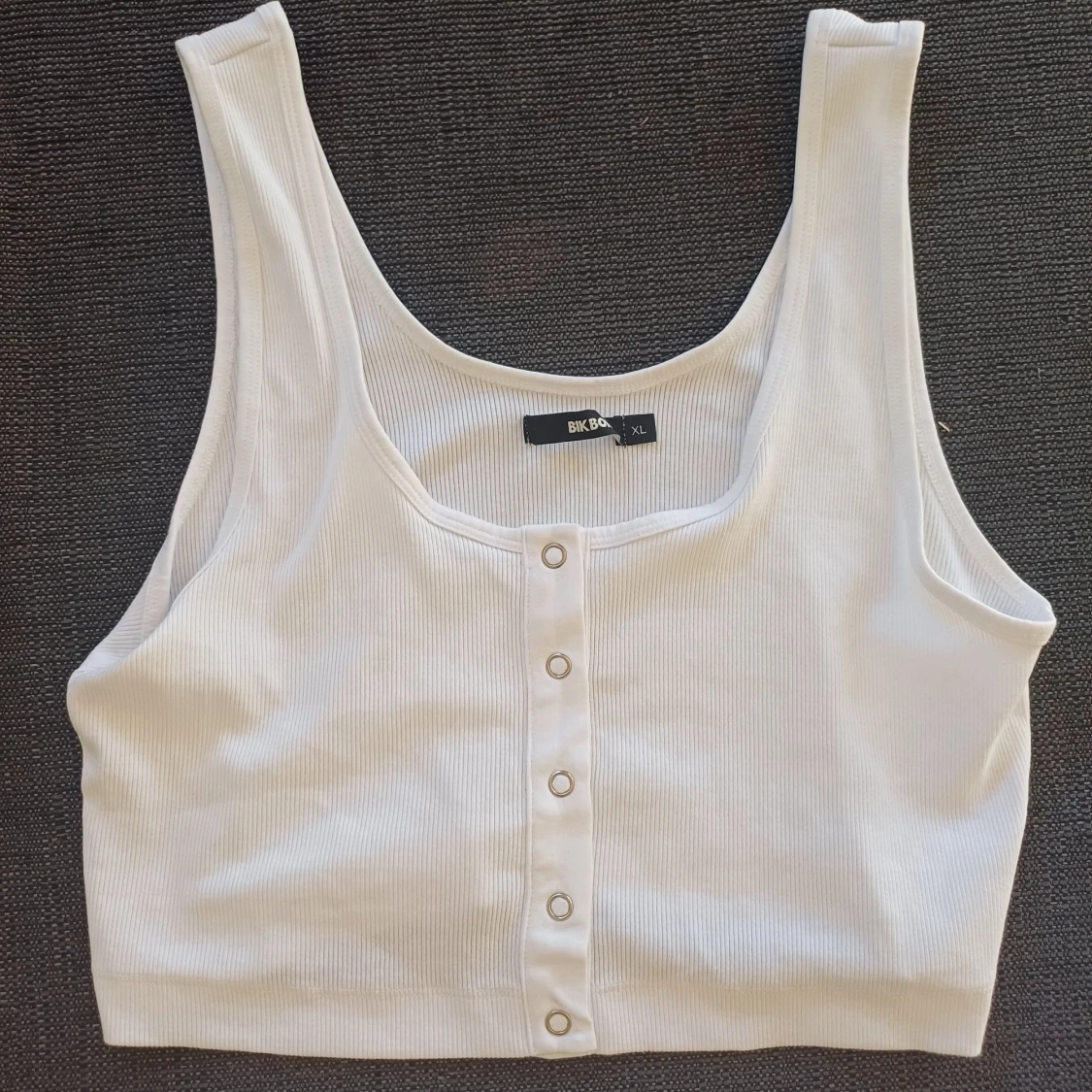 Vit ribbad linnetopp från Bik Bok