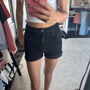 Shorts ifrån gina - Säljer dessa shortsen ifrån Gina, bra skick💕 