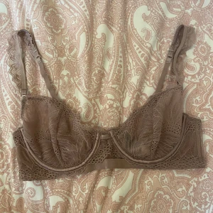 Bralette - Säljer min fina bralette i storlek 70C då den tyvärr inte kommer till användning. Bh-n har aldrig använts💕