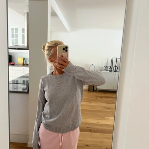 Söt stickad tröja från Vila - Super söt grå stickad tröja i storlek xs💕bra skick!! Du står för frakten😋