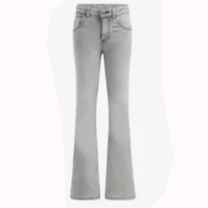 Grå bootcut jeans - Säljer ett par grå bootcut jeans. De är i använt skick med några synliga defekter, som en liten bula och en sliten söm vid kanten. bulan syns knappt när man använder jeansen. storlek 158 men passar 32