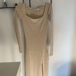 Lång beige stickad klänning - Lång beige stickad klänning i väldigt fint skick 