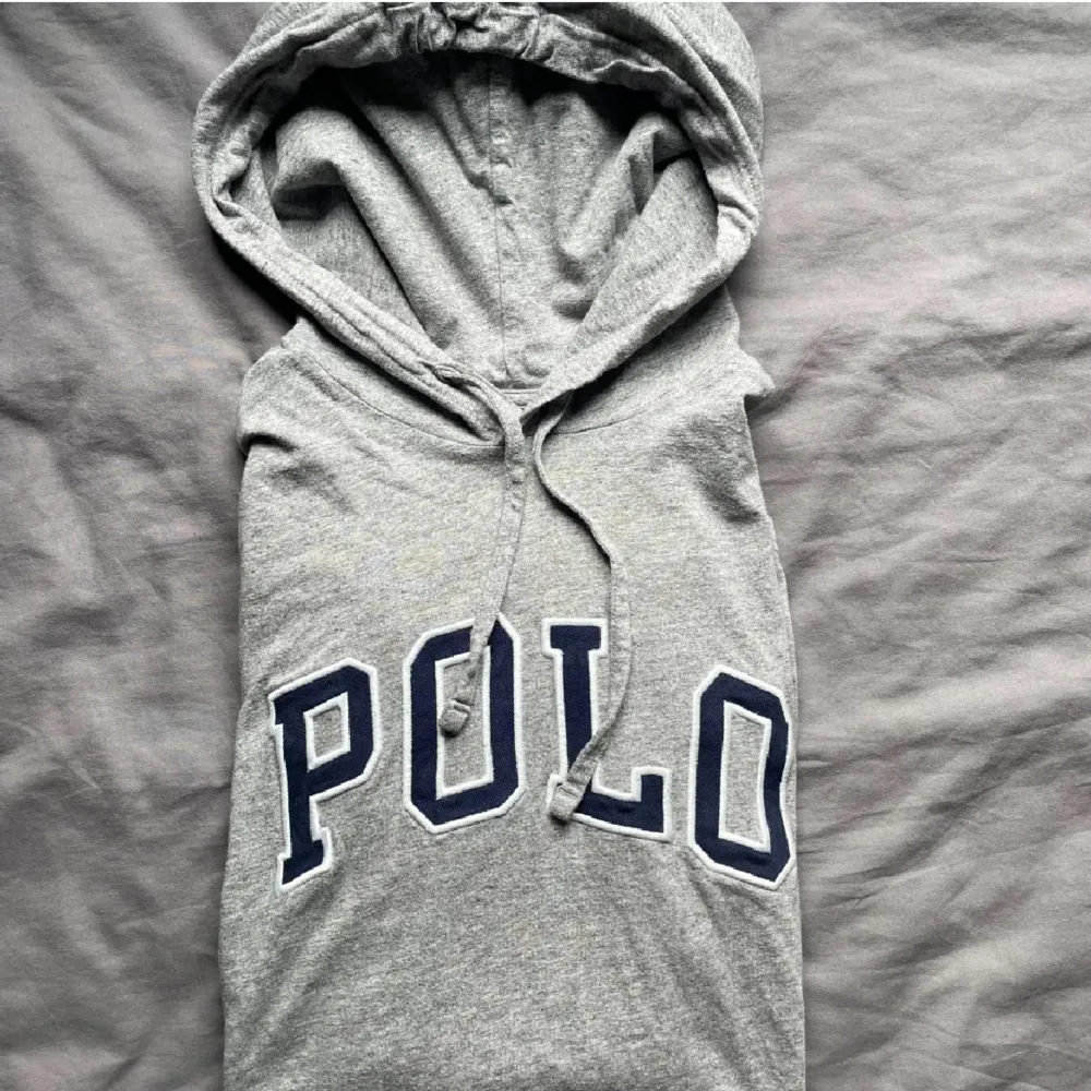 Tja, säljer min svinfeta ralph lauren hoodie. Den är i bra skick, inga defekter. Storlek S. Priset är inte hugget i sten. Hög efterfrågan så om du är sugen, passa på medans du kan!. Hoodies.