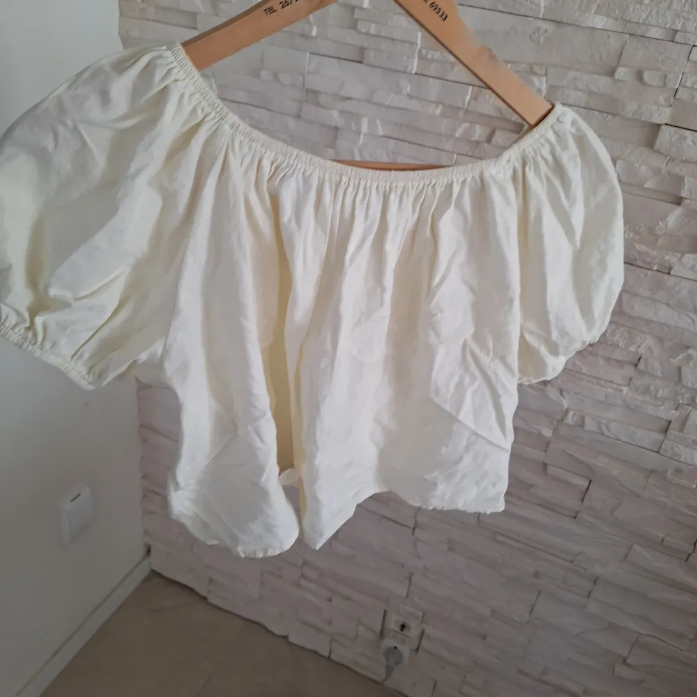 Säljer en superfin vit blus som man kan ha off shoulder eller inte. Blusen har korta puffärmar och en söt knytning framtill. Passar perfekt till både jeans och kjol! Hör av dig för fler bilder eller frågor, använd gärna köp nu. Toppar.