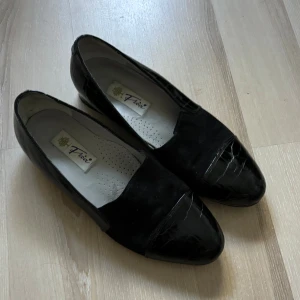 svarta klackskor  - jättefina svarta klackskor i storlek 38 i bra skick. köpta på en marknad i Italien. kom privat för fler bilder🫶🏻