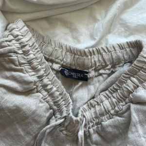 Linnebyxor  - Säljer dessa fina linnebyxor ifrån chelsea, det står att det är xs men skulle säga att de sitter som S💗knappt använda 