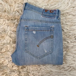 Dondup jeans  - Säljer dessa jeans från dondup i storlek 34. Modellen är cirka 185. Skick på jeansen är grymt bra och finns inget tecken på användning. 