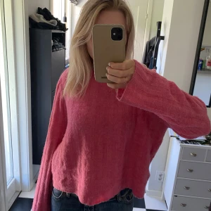 Stickad tröja - Stickad tröja köp second hand, står ingen stl men sitter som en s/m💕