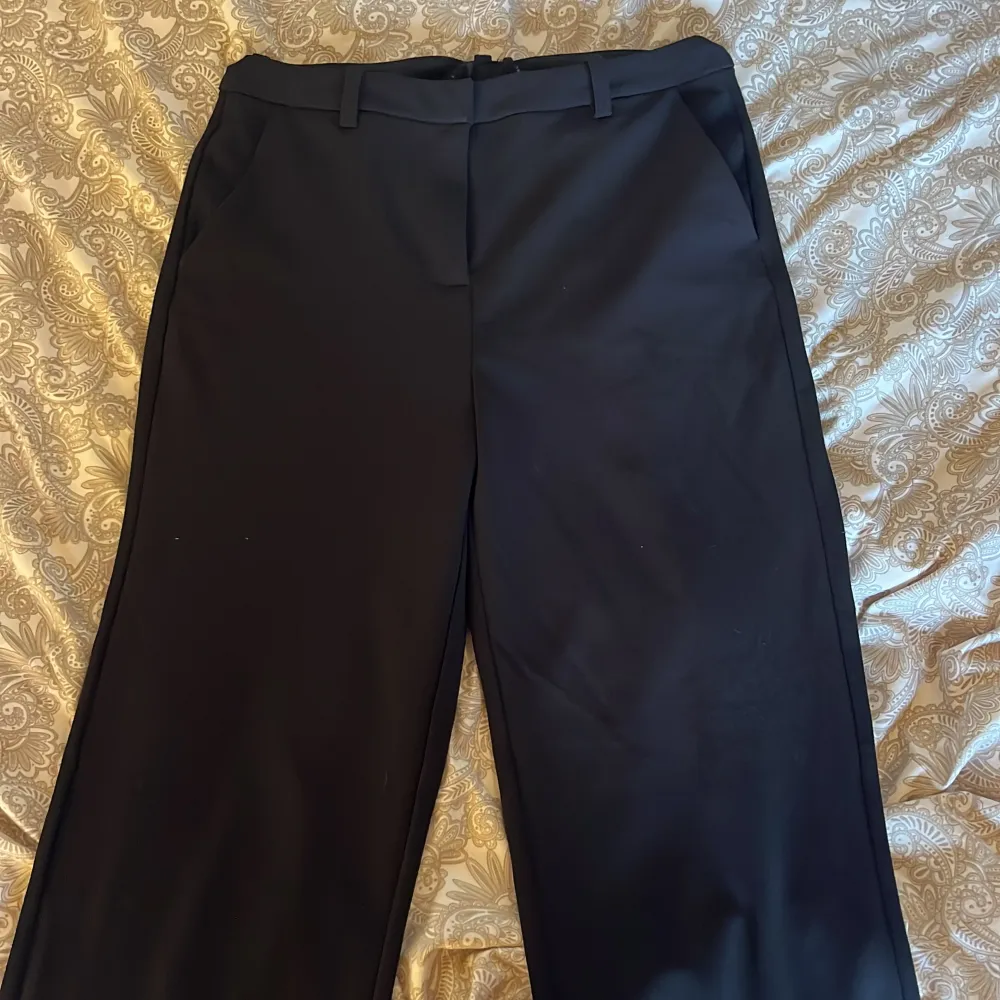 kostymbyxor från stil i storlek M, jag säljer dom för att jag tycker inte att dom sitter bra på mig, dom är ganska low waist svala och passar bra till sommaren. Använda max 3 gånger🎀🎀. Farkut & Housut.