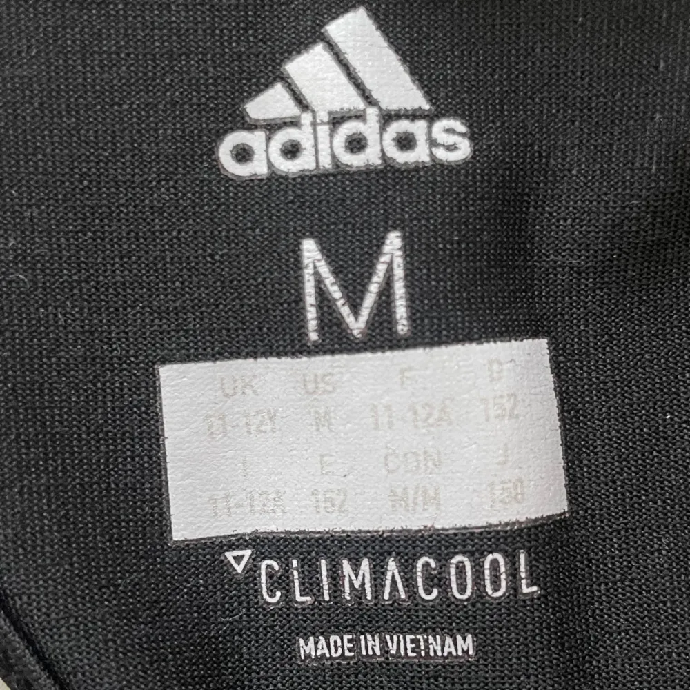 Ett adidas tränings linne! Linnet är i storlek m barn, men passar vuxen xs/xxs! . Sportswear.