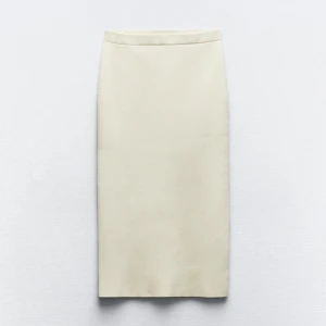 Beige medellång ”stickad ” kjol  - Använd en gång och den är helt slutsåld på hemsidan 