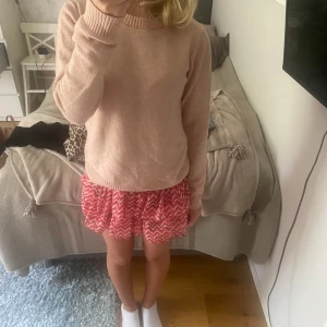 Stickad tröja från vila - Använd ganska mycket men är inte nopprig. Är i storlek S men passar xs också