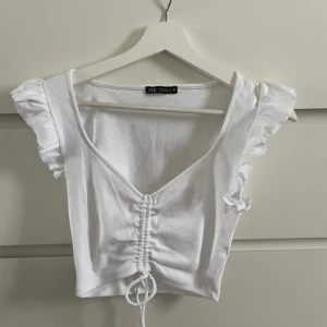 Vit Top från zara  - Vit Crop Top från Zara med Snörning fram. Ej använd 